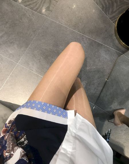 男子举瓜吓唬朋友没拿住摔碎了